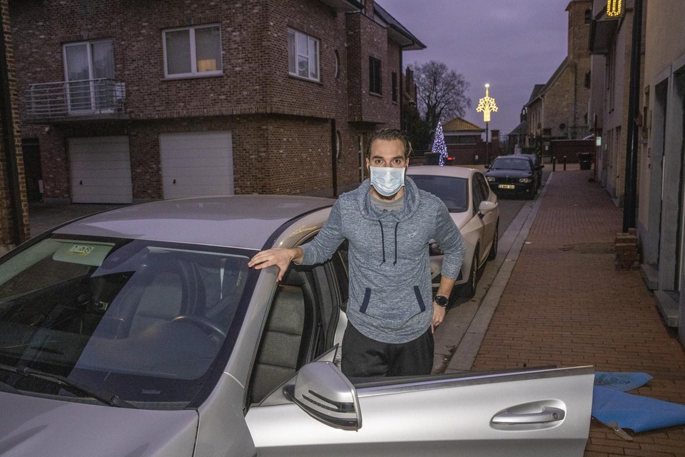 De zijruit van Emilio zijn wagen werd stukgeslagen.