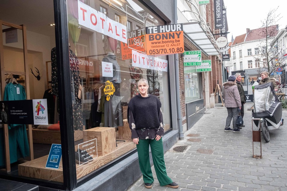 Marlien voor haar kledingzaak Sekk in de Molenstraat. “Ik eindig liever in schoonheid”, zegt ze.