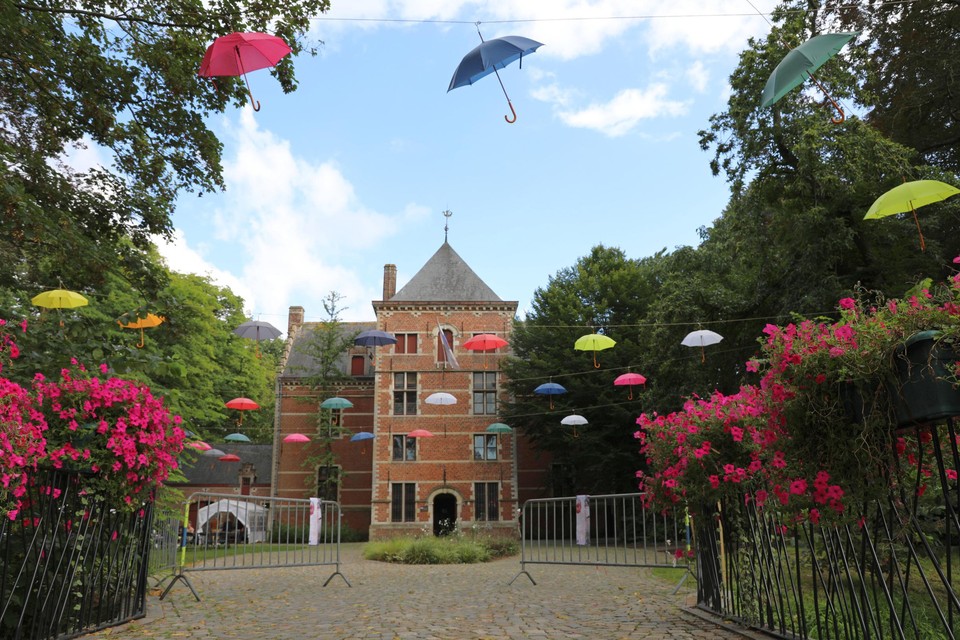 De kleurrijke paraplu’s aan het Hof d’Intere in Wechelderzande geven aan dat het weer tijd is voor het kunstevenement De Zomer van Wechel. 