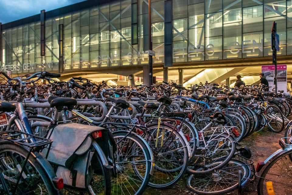 Een zin steekpenningen Zuigeling Van achtergelaten op straat naar de fietsenmaker: weesfietsen krijgen een  tweede leven (Gent) | Het Nieuwsblad Mobile