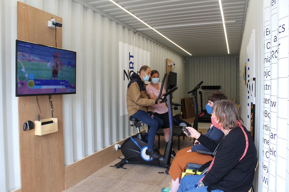 Sporters vermaken zich in de container. 