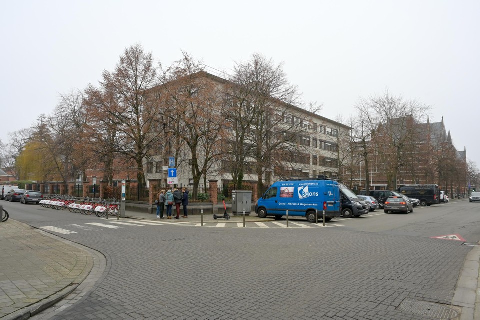 Het grijze blok op de hoek van de Pesthofstraat en de Lange Beeldekensstraat zal verdwijnen.  