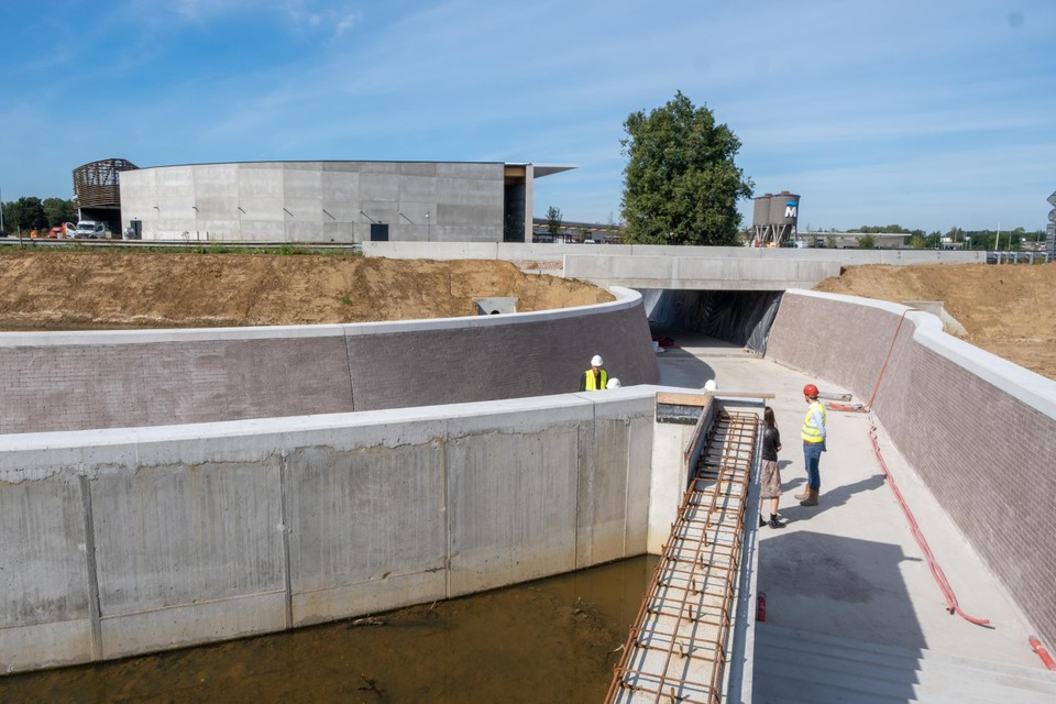 Een fiets- en voetgangerstunnel onder de R6 verbindt het winkelpark met het kruispunt van de N16 en het Dijlepad.