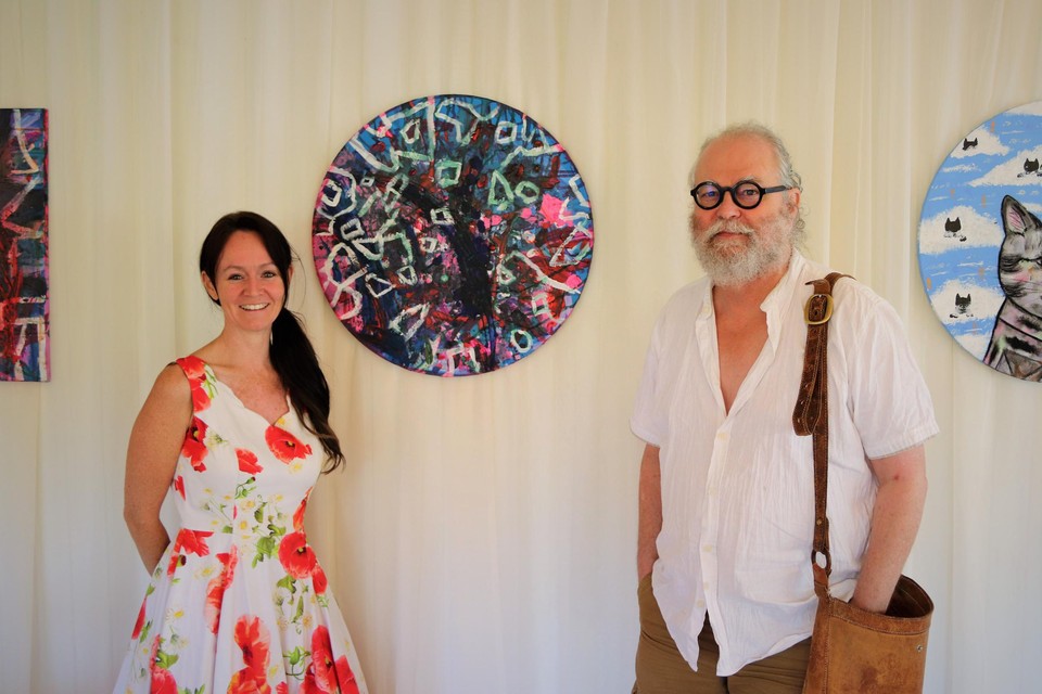 Maité Van den Bossche en Tom Flamant bij een kunstwerk van één van hun gezamenlijke cliënten. 