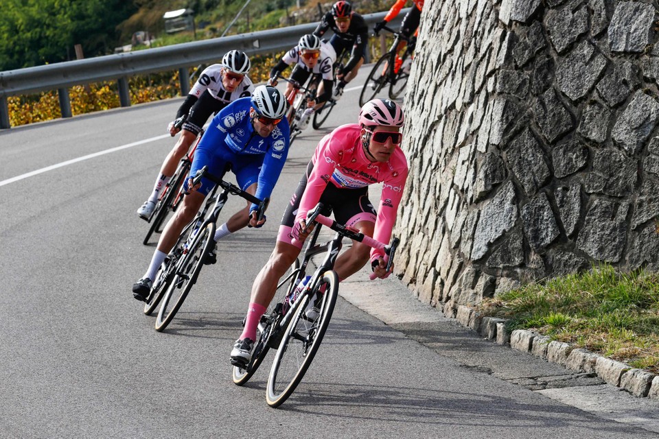 Joao Almeida verloor meer dan vier minuten en mag de eindzege in de Giro vergeten. 