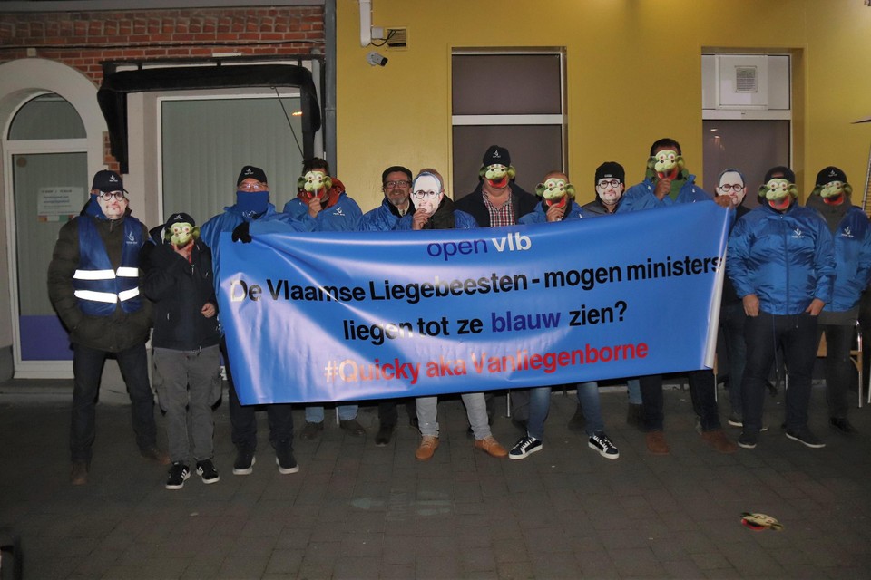 De betogers doopten Open Vld om tot Open Vlb, wat staat voor de ‘Vlaamse Liegebeesten’.