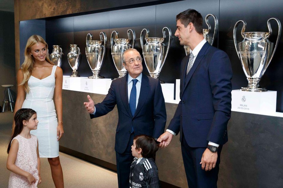 Mishel met Courtois en zijn kinderen tijdens de contractverlening bij Real Madrid. 