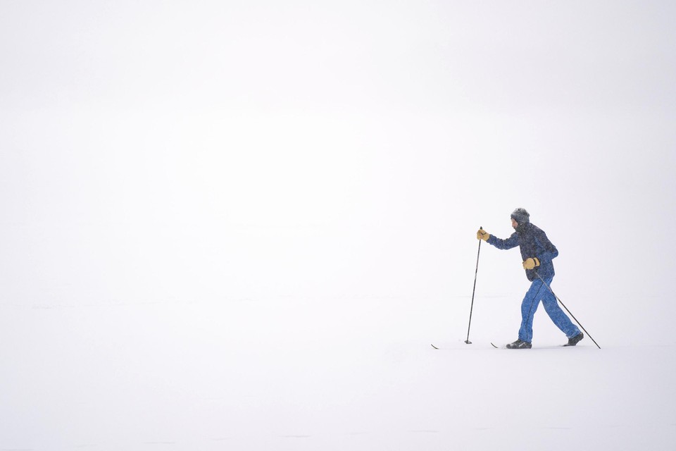 Een koud kunstje: een man langlauft over een bevroren meer in de Verenigde Staten. 