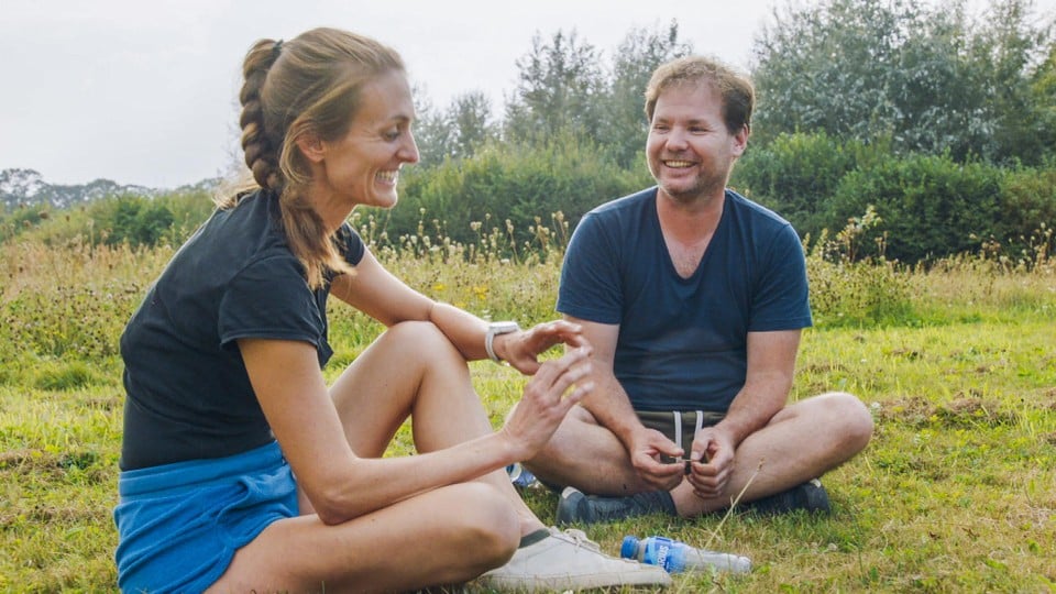 Tom laat niet in zijn kaarten kijken, tot frustratie van de dames.