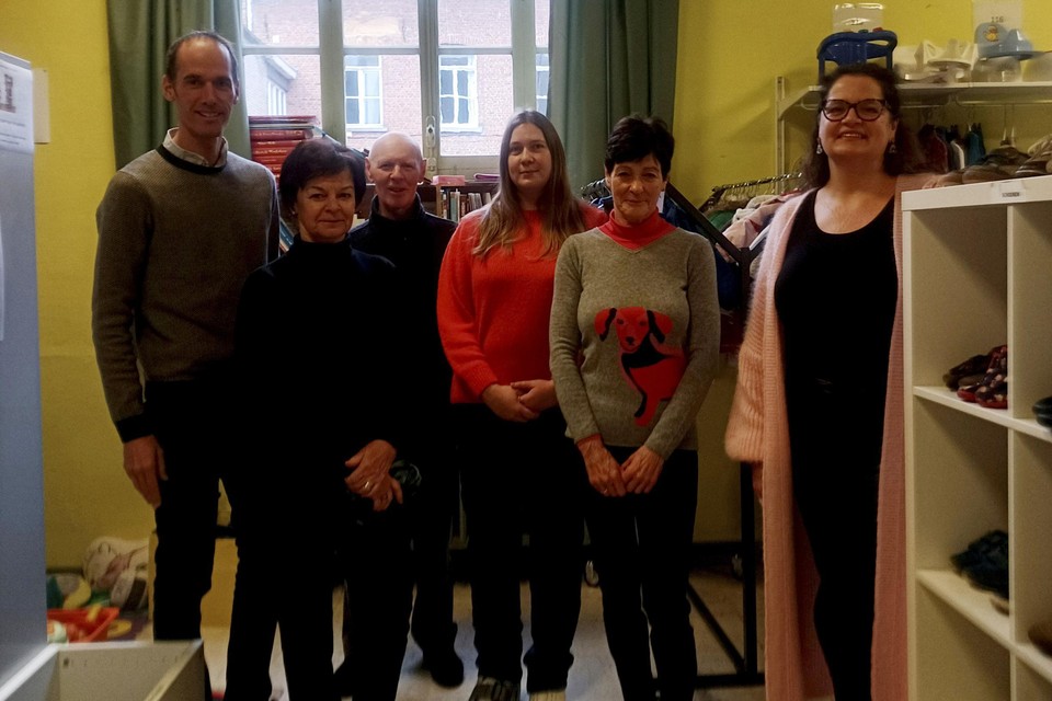Schepen van Sociale Zaken Jenne De Potters (links) met de vrijwilligers vaan Twinkeltje.