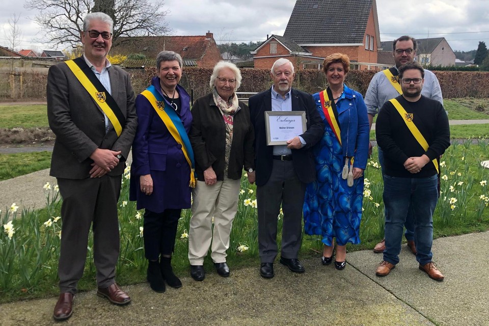 Walter Driesen, de kersverse ereburger van de gemeente Lille wordt geflankeerd door zijn vrouw Renée (links), burgemeester Marleen Peeters, gemeenteraadsvoorzitter Greet Dekkers en schepenen Marc Daems, Tom Kersemans en Vincent Goossens.