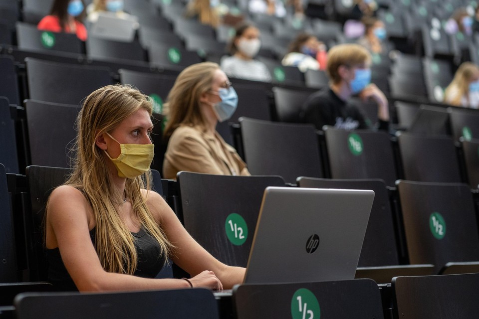 In sommige lessen aan de UGent zal een mondmasker nog altijd nodig zijn. 