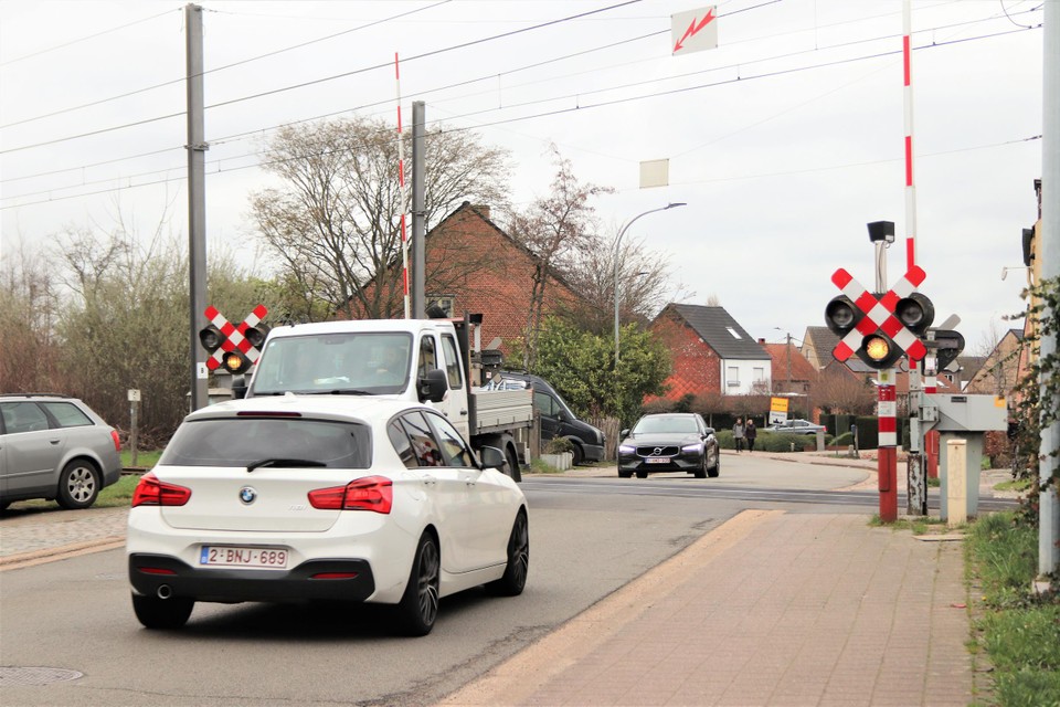 De Tisseltbaan ter hoogte van de spooroverweg.