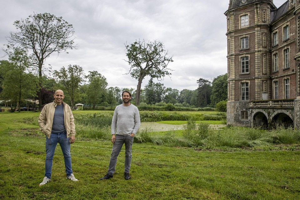 Organisatoren Dries Claeys en Tijs Vandenbroucke voor het Kasteel van Bossuit in Avelgem.