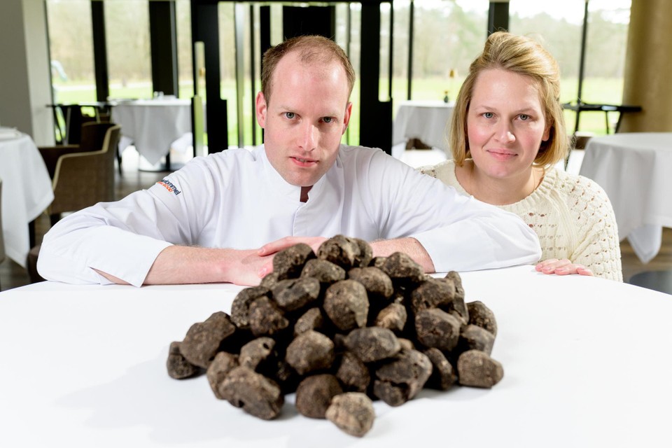 Thijs Vervloet en vrouw Lore Leys in zijn restaurant Colette. Hij kookt maandag op het Michelinbanket met zijn leermeester Viki Geunes van Zilte. Er zal onder andere 5 kg zwarte truffel gebruikt worden voor het diner