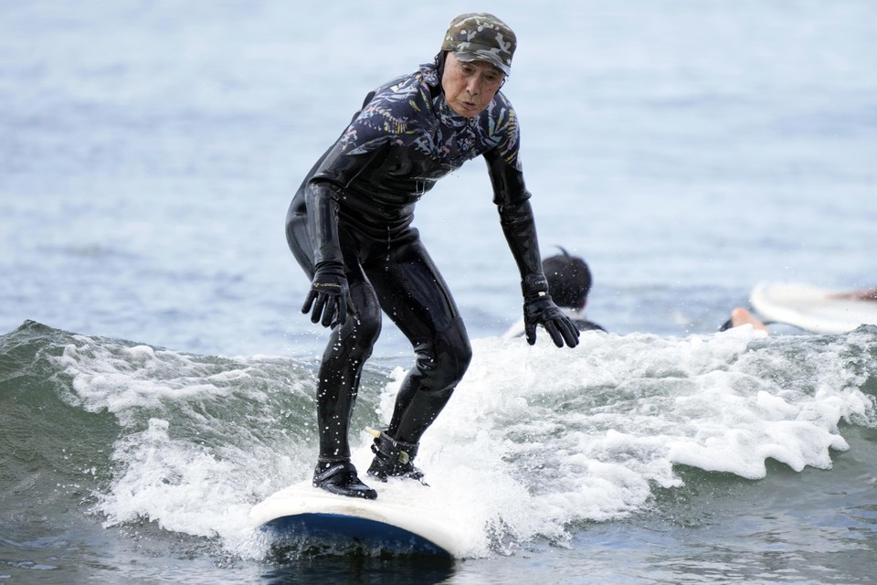 De 89-jarige Japanner Seiichi Sano op zijn surfplank.