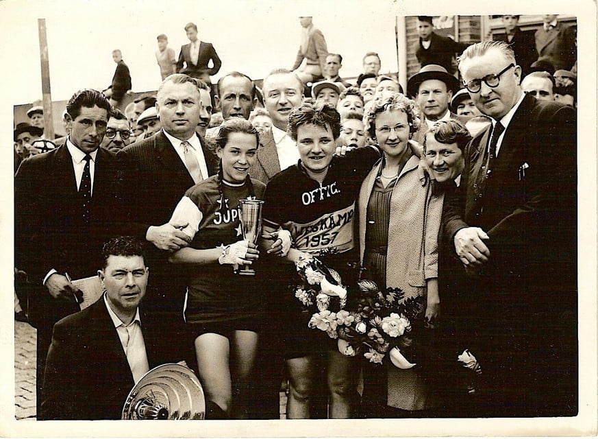 Victoire in de bloemen gezet bij het behalen van de onofficiële Belgische kampioenstitel in 1957. 