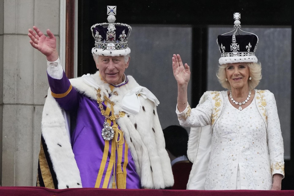 Koning Charles (links) heeft niet zo’n goede band met zijn zoon Harry, en daar zou vooral zijn vrouw Camilla (rechts) voor iets tussen zitten.