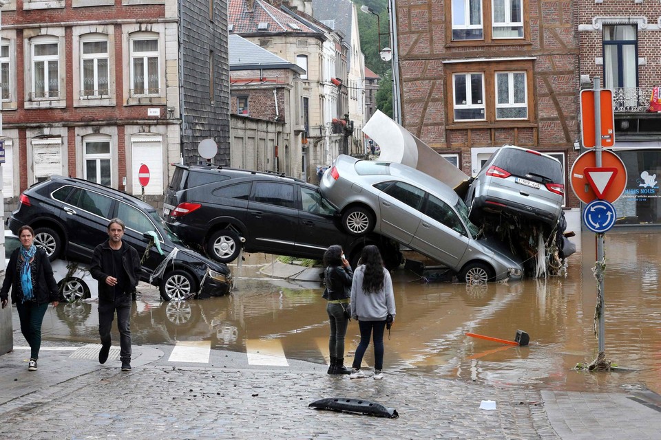 Gestrand op rotonde. Verviers ontsnapte niet aan de miserie. Het water sleurde er een pak wagens mee tot op een rotonde middenin de stad. 