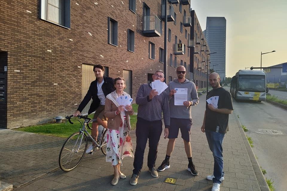 Enkele van de bewoners met de boetes in de hand voor hun appartementsgebouw.