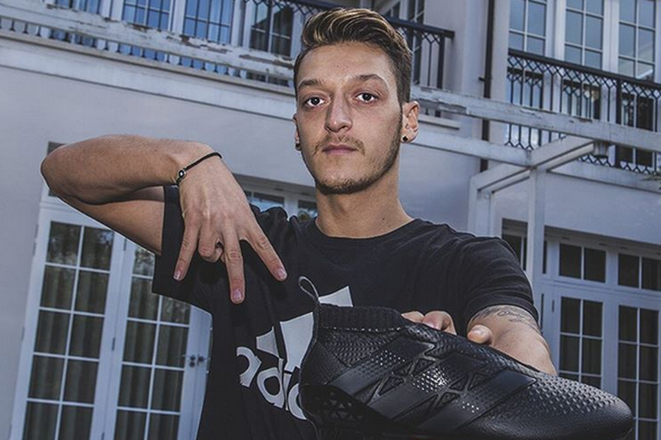 Özil showt nieuwe Adidas-voetbalschoen: helemaal zwart en... zonder | Het