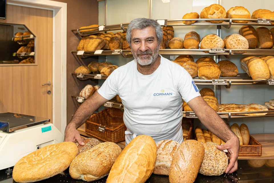 Ziyattin verkoopt wel twintig soorten brood. 