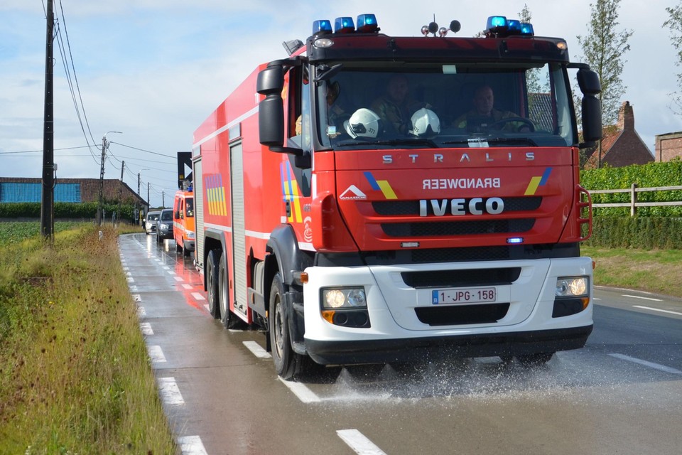 Brandweerpost ruimde het oliespoor vanaf de Heerweg (N8) in Horebeke tot voorbij het centrum van Nederbrakel. 