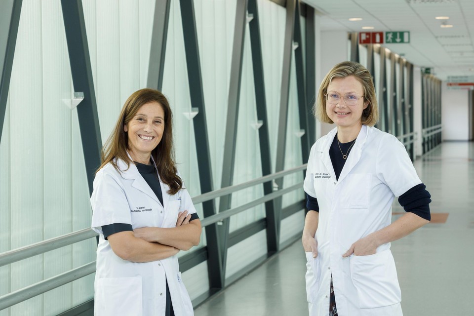 Dokter Ines Deleu (links) is medisch diensthoofd oncologie en prof. dr. Vibeke Kruse is coördinator van de Borstkliniek.