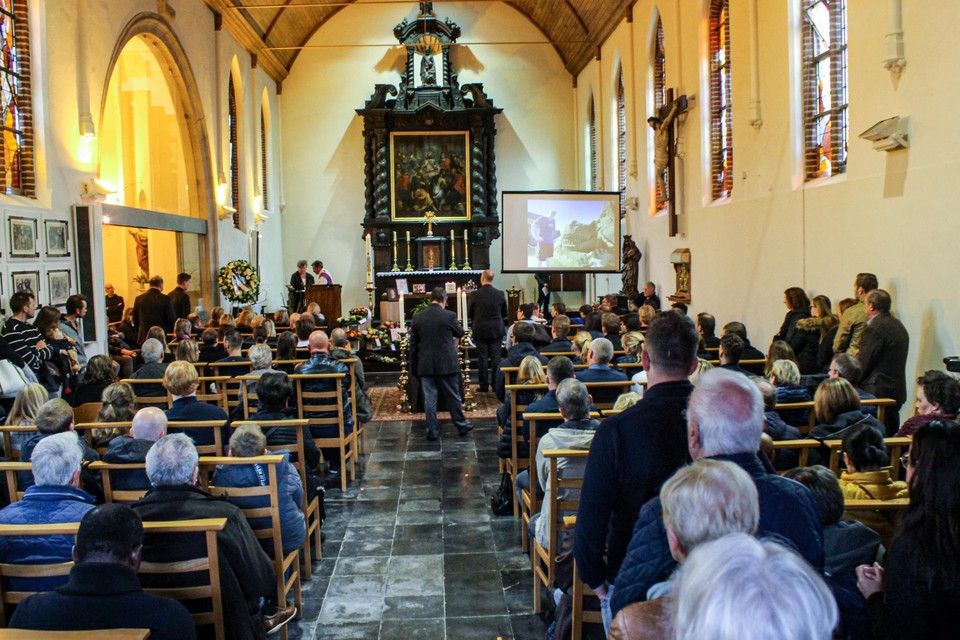 Het kleine Sint-Godelievekerkje in Heule was niet groot genoeg voor de vele vrienden en familie die afscheid kwamen nemen. 