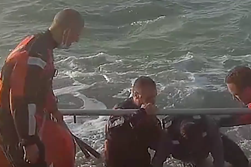 De zeiler raakte met de hulp van de redders veilig terug op het strand.