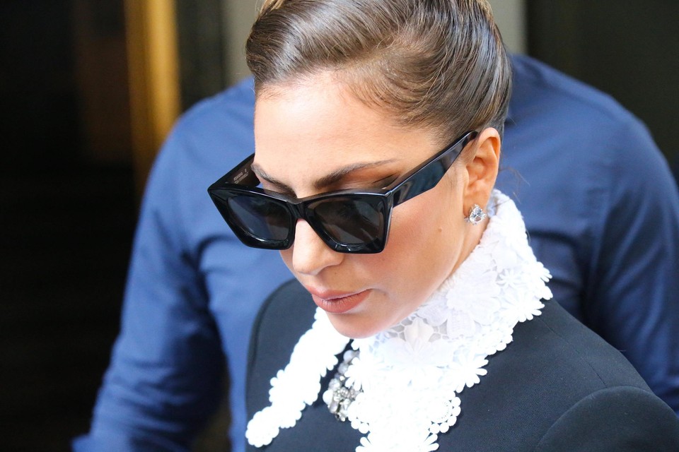 Smeren gokken Ik heb een contract gemaakt Lady Gaga poseert met zonnebril van Belgisch merk | Het Nieuwsblad Mobile