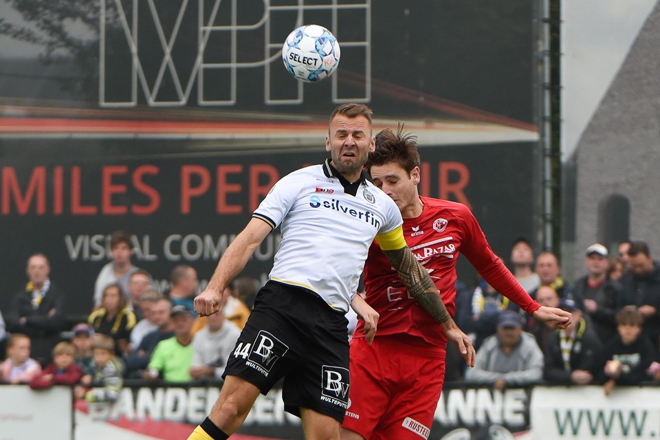Robbe Dekiere verliest dit kopduel tegen Lokeren-Temse.