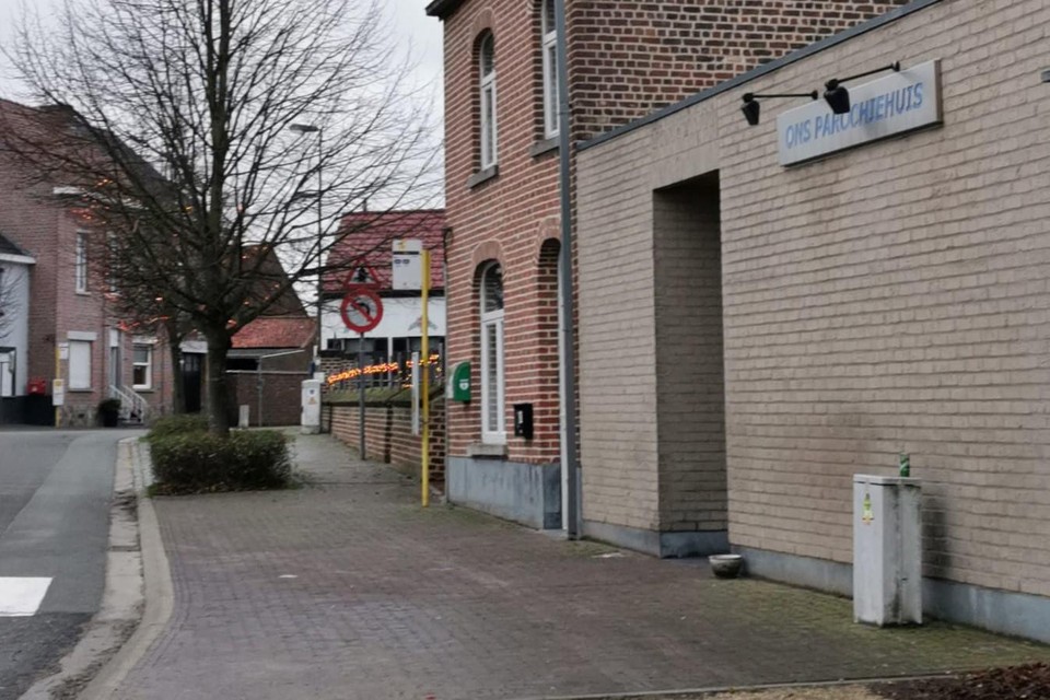 Het groene AED-toestel aan de muur van Ons Parochiehuis in Elingen werkt al drie jaar niet meer wegens een platte batterij.