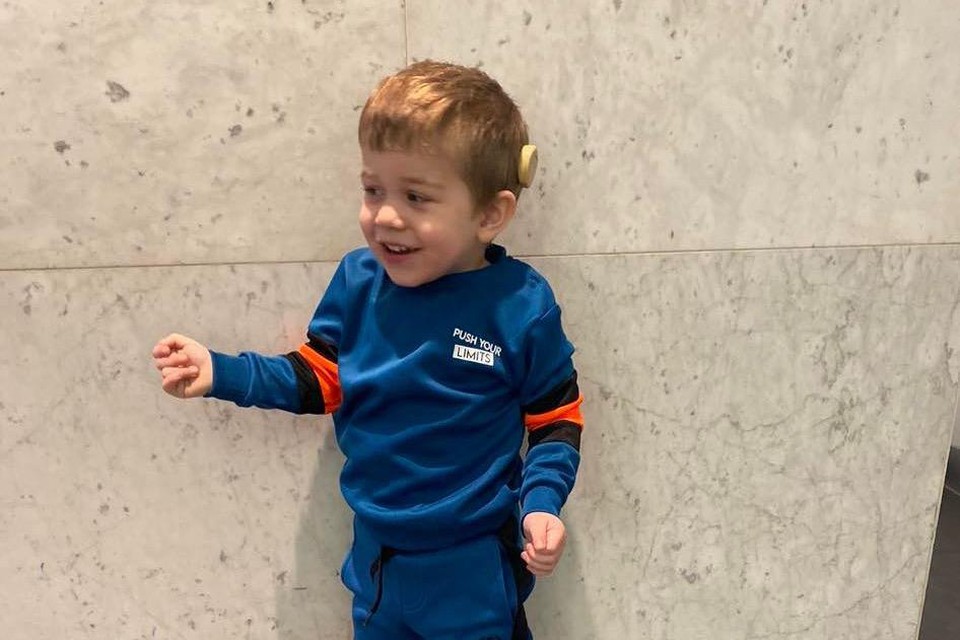 Kleine Enrique werd herenigd met zijn hoorapparaat.