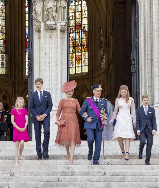 Koning Filip en zijn gezin op de trappen op de Brusselse kathedraal. 