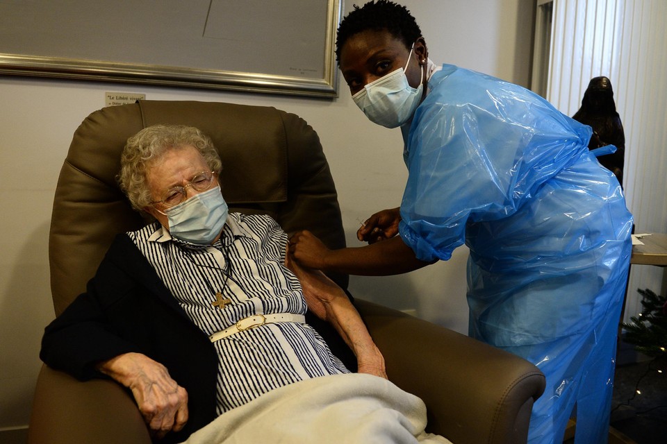 Lucie Danjou (101) was de eerste Brusselse die het vaccin kreeg.  