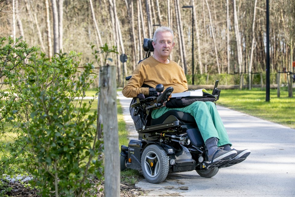 Rudy Claeys in zijn elektrische rolstoel. 