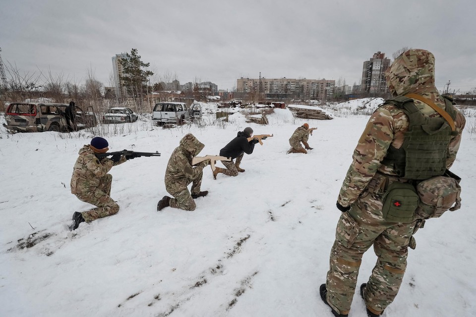 Un veterano della Guardia Nazionale Azov dell'Ucraina conduce esercitazioni militari per civili.  