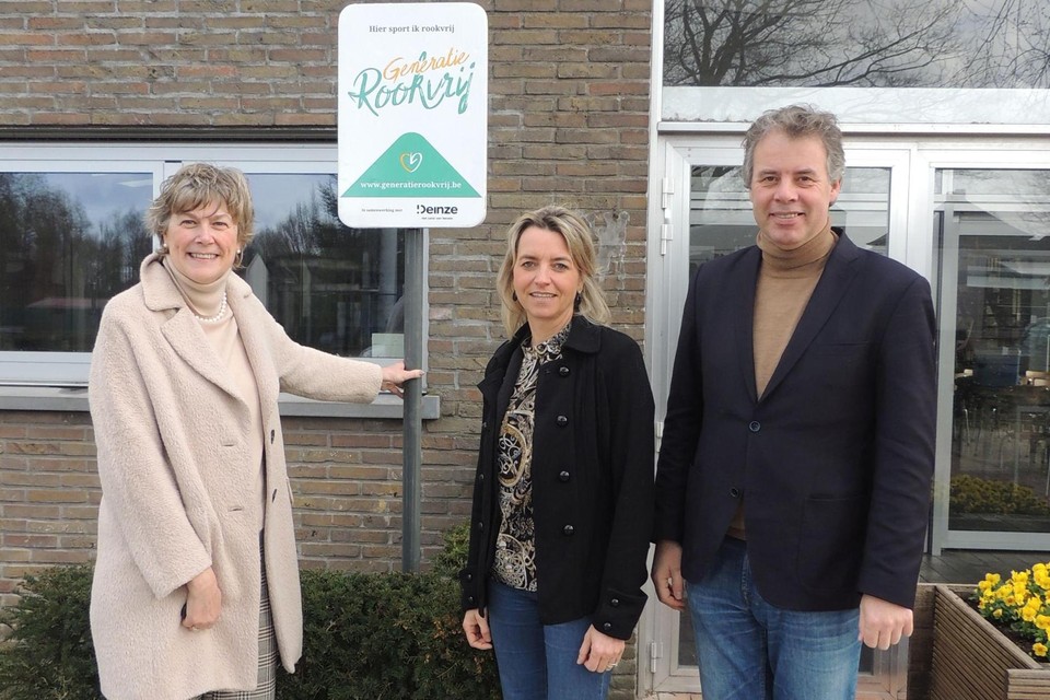 Schepenen Conny De Spiegelaere (CD&amp;V) en Sofie Dhondt (Open Deinze) en burgemeester Jan Vermeulen (CD&amp;V) tonen dat het niet meer oké is om te roken voor de sporthal.