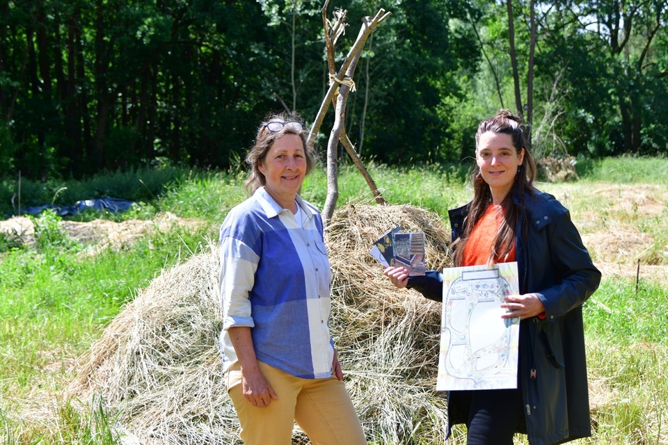 Ann De Belder (links) en Ellen Vandewiele in het Voedselbos in Keerbergen. 