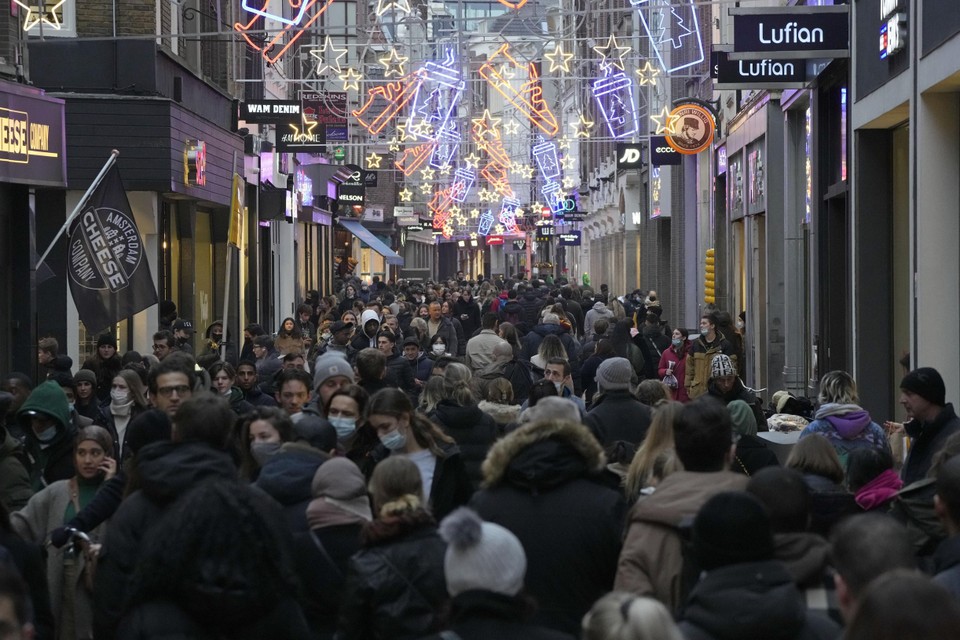 Om de opmars van de omikronvariant tegen te gaan, wil de Nederlandse premier opnieuw verstrengen 