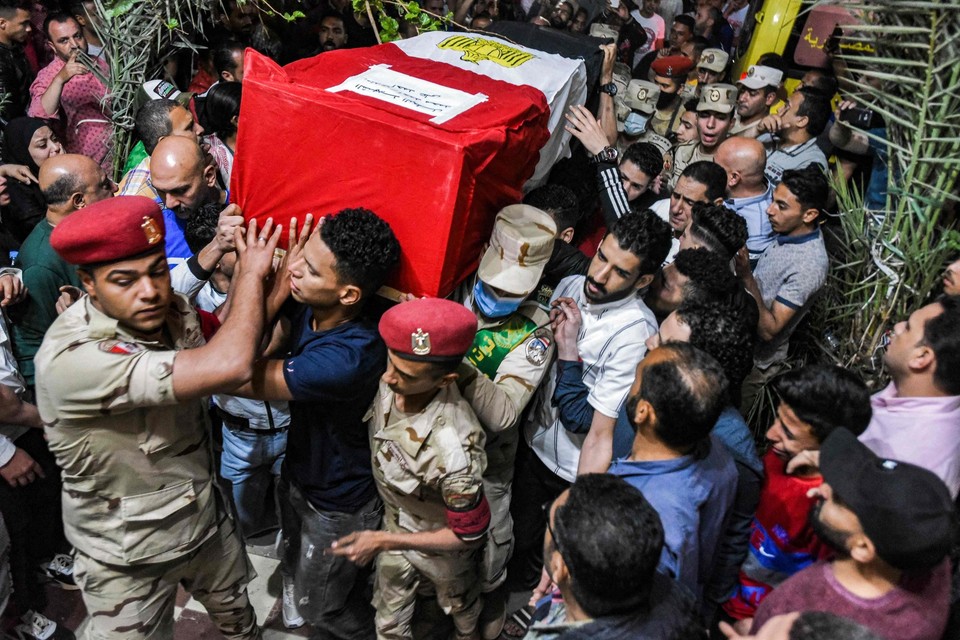 De kist van een van de gedode soldaten wordt gedragen tijdens zijn begrafenis. 