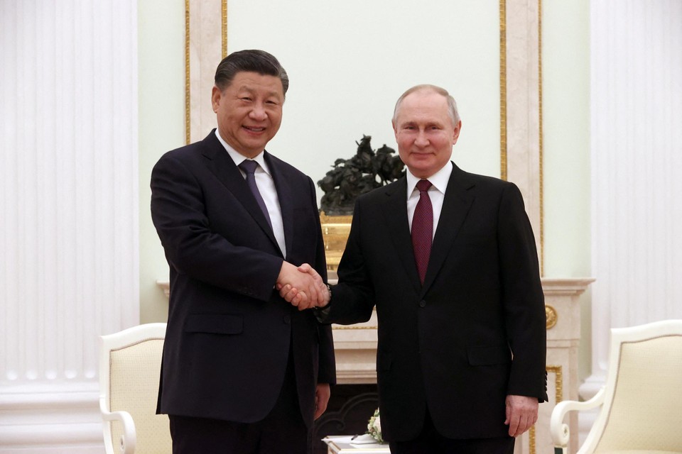 Xi Jinping en Poetin schudden maandag elkaars hand .
