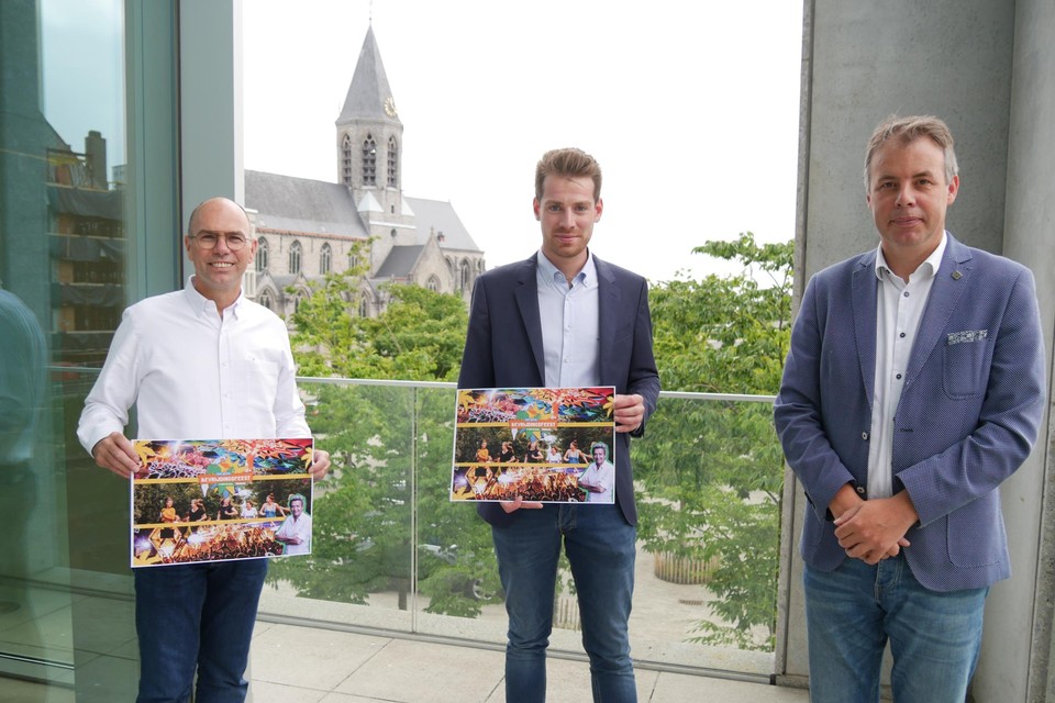 Organisator Tom Van Damme tussen schepen Bruno Dhaenens en de burgemeester van Deinze Jan Vermeulen tijdens de voorstelling van het feest.