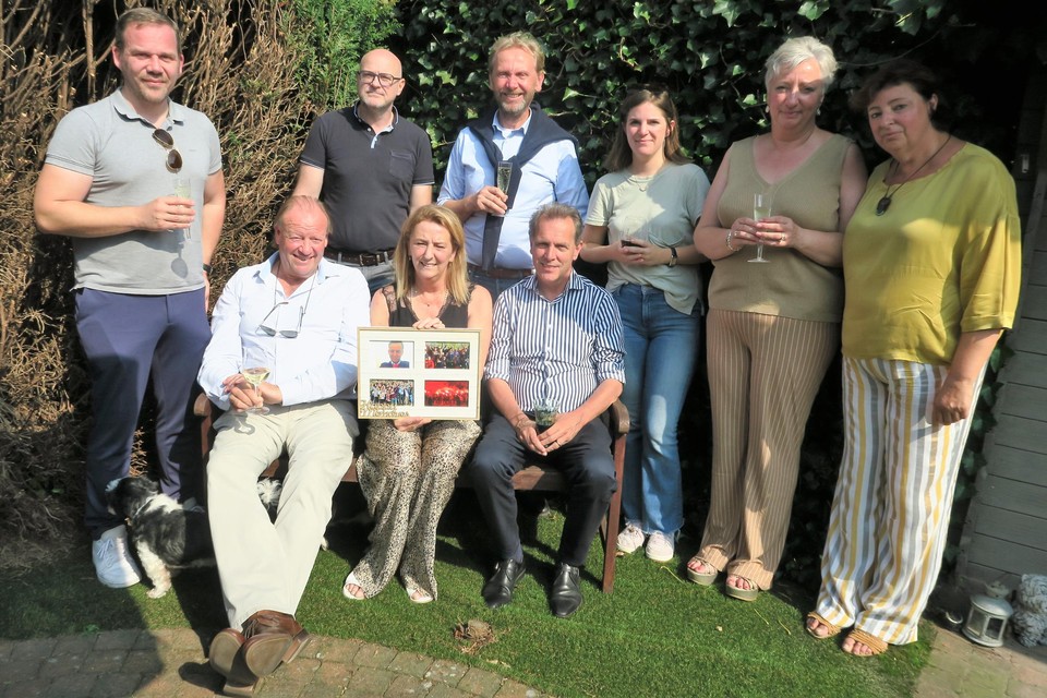 Micheline Duysens met vrienden, waaronder burgemeester Dirk Bauwens, op het herdenkingsmoment voor Didier vijf jaar na zijn tragische dood.
