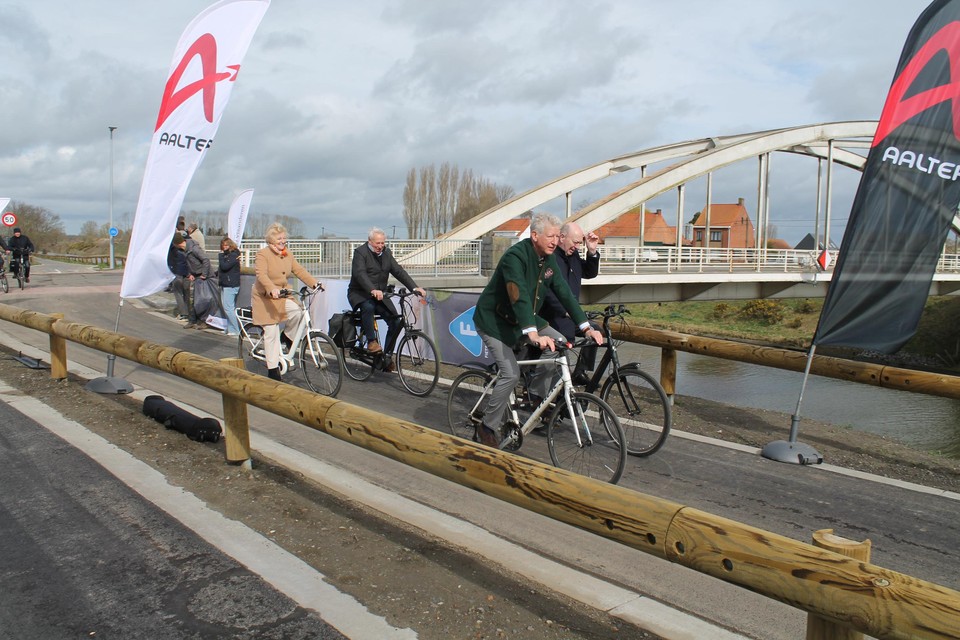 Het Aalterse college nam het nieuwe fietspad officieel in gebruik.