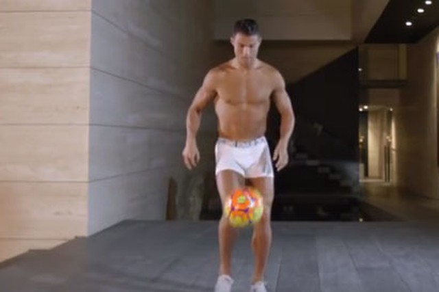 Voorloper Verstikkend Steen Ronaldo houdt balletje hoog... in zijn onderbroek | Het Nieuwsblad Mobile