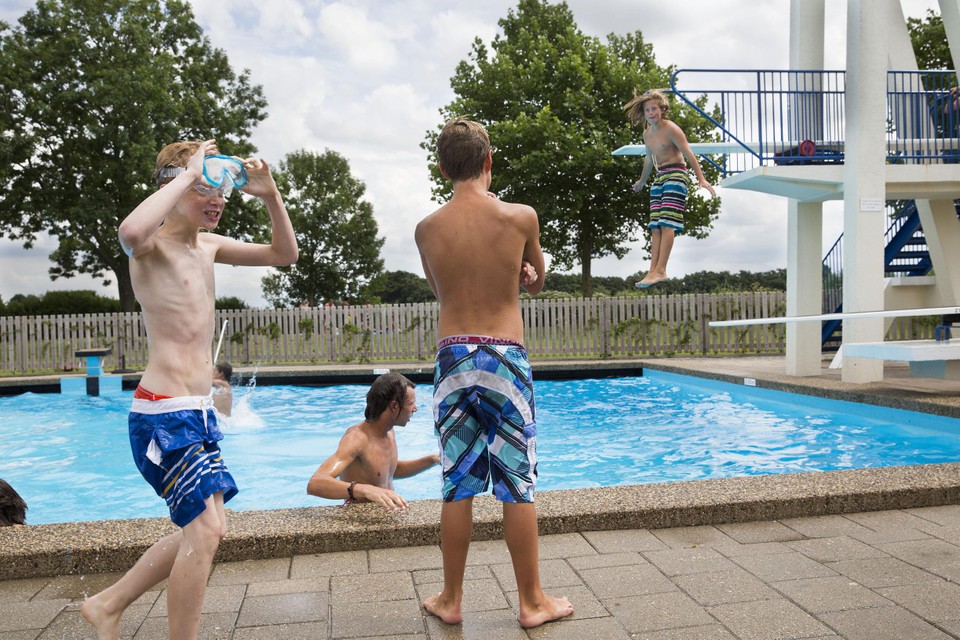 Waarom de losse zwemshort overal verboden wordt - Het Nieuwsblad