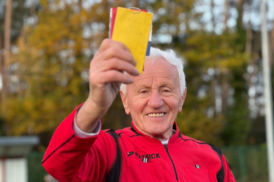 Lang leve René Brems. De vrijwilliger werd in de bloemetjes gezet voor zijn 84ste verjaardag en fluit intussen ook al vijftig jaar jeugdwedstrijden bij KVC Langdorp. 