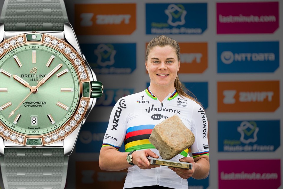 Lotte Kopecky op het podium van Parijs-Roubaix, met een horloge dat ze tijdens de koers níét droeg.